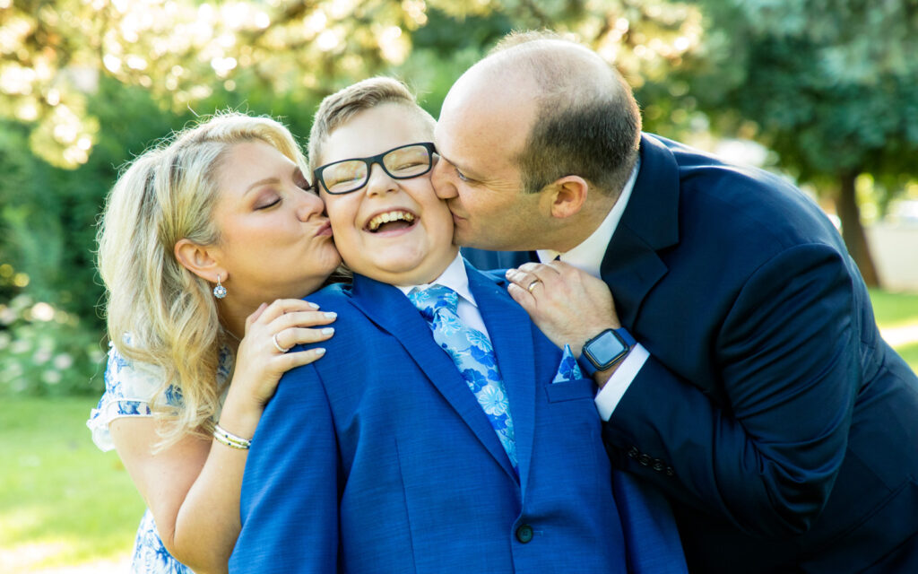 toronto-bar-mitzvah-family-photob Parents kissing their son during a Toronto bar mitzvah family photo