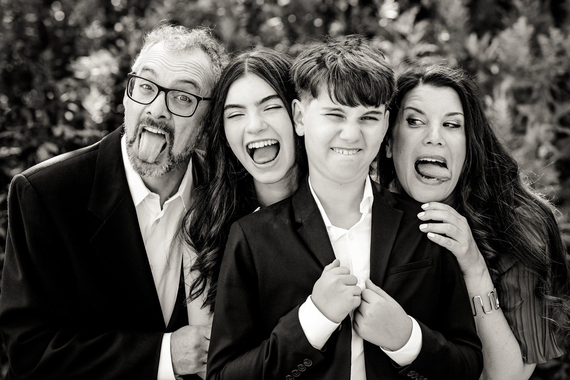 toronto-bar-mitzvah-fun-family-photo Family having fun during a Toronto bar mitzvah photo session